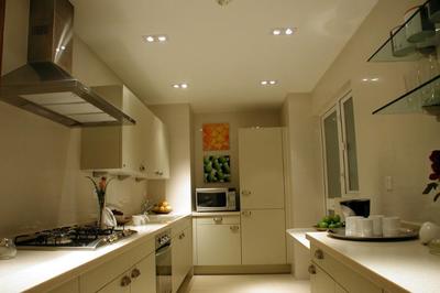 时尚简约汽车烤漆门板 打造美观大方的厨房空间